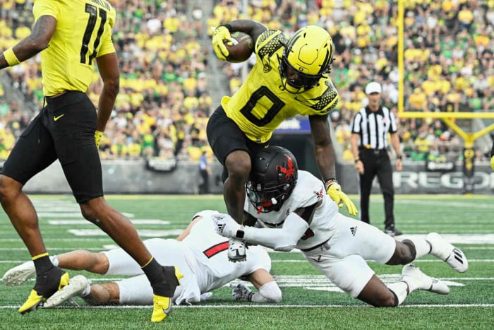 Oregon Ducks running back Mar'Keise Irving (0) picks up a first down against Eastern Washington.
